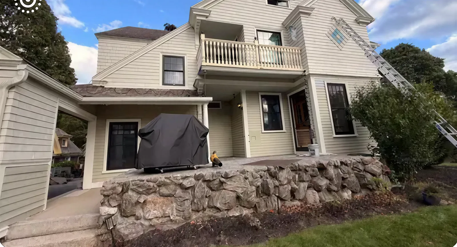 A two-storey house with a balcony and a stone wall, a current Maldonado's job.